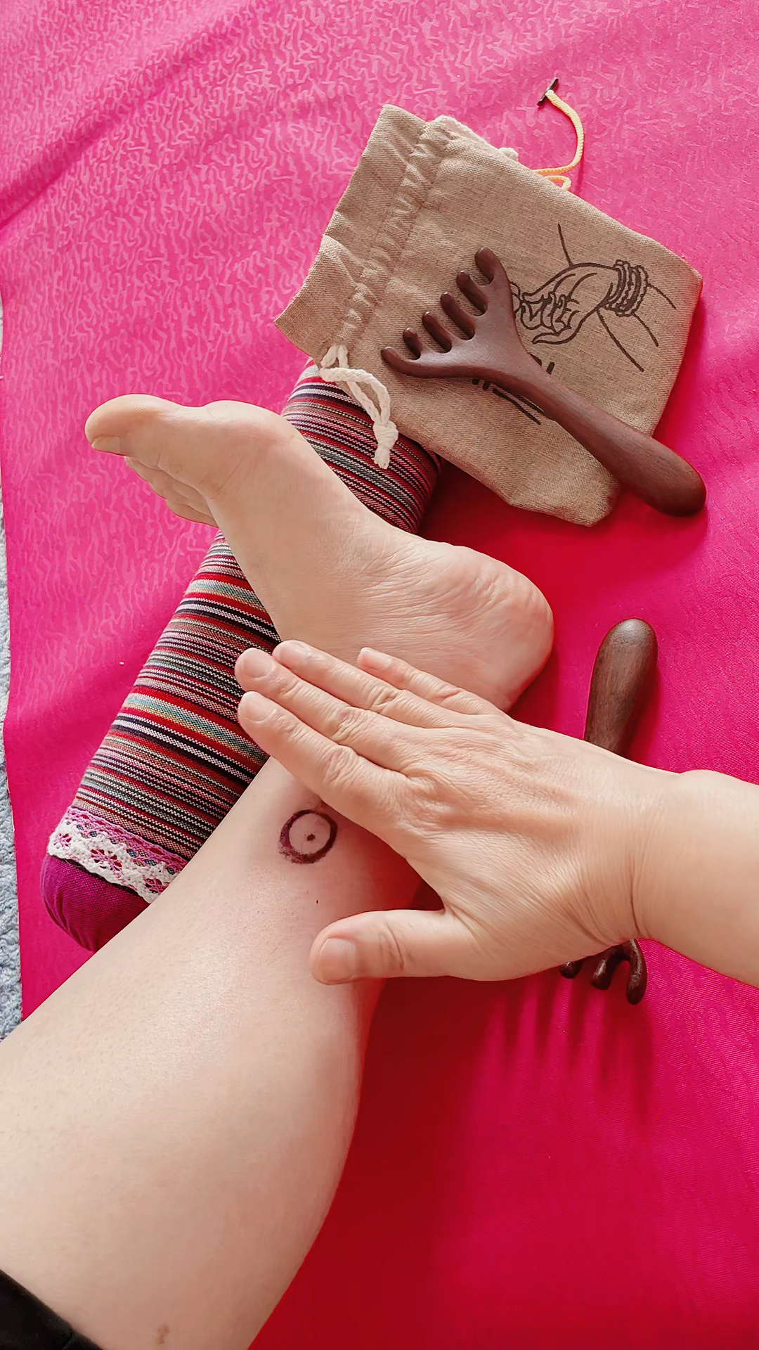 脚踝一个保健穴位,经常按一按,益气健脾胃