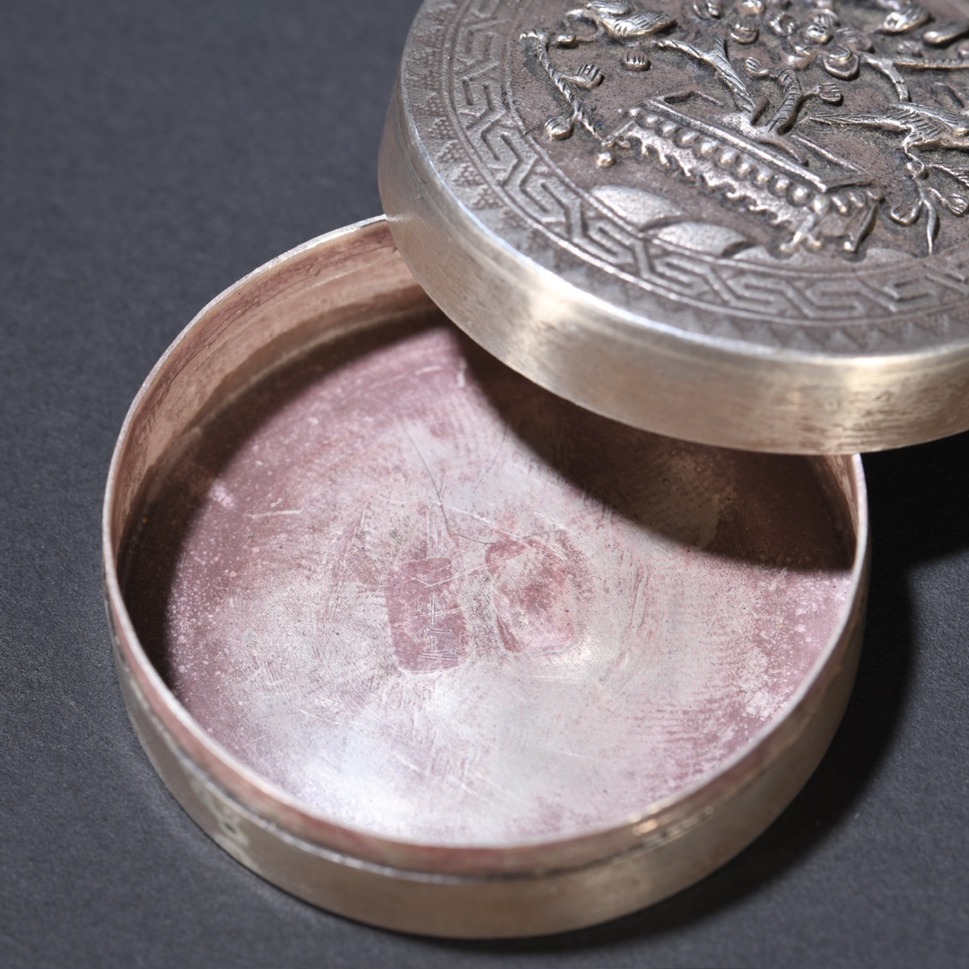 旧藏 老纯银喜上眉梢胭脂盒 尺寸:高1.9cm宽4.7cm重43g