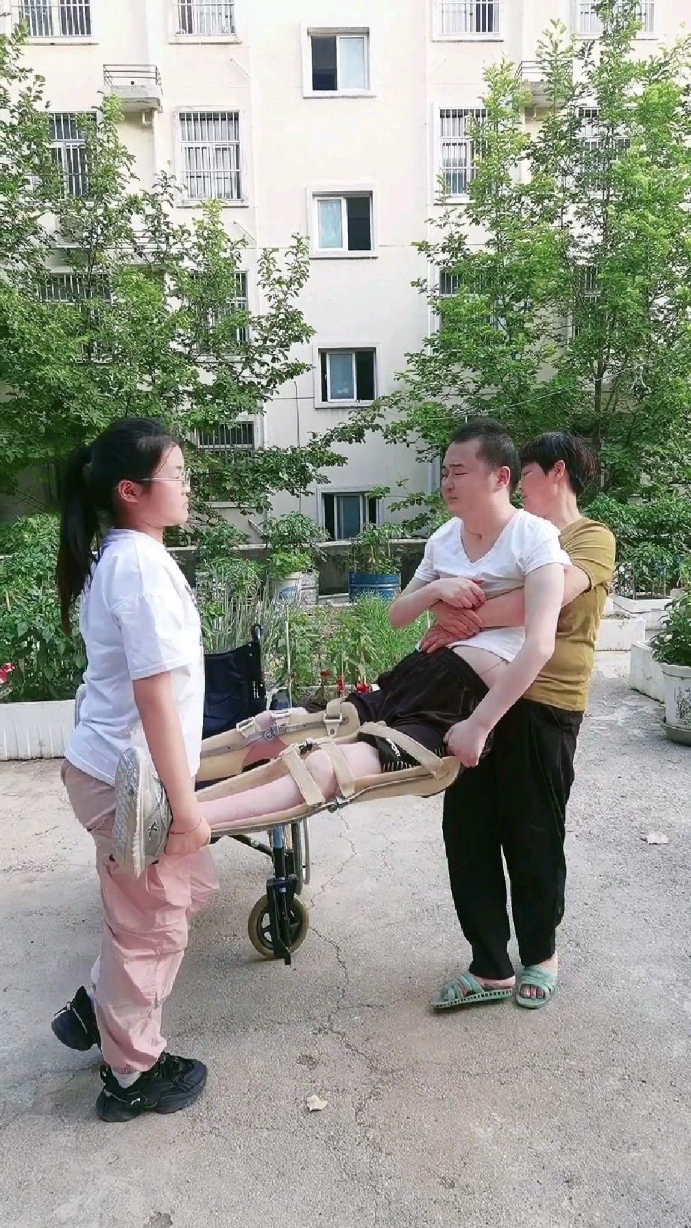 吃的胖的像个猪一样天天都要两个人才能把我抬上轮椅