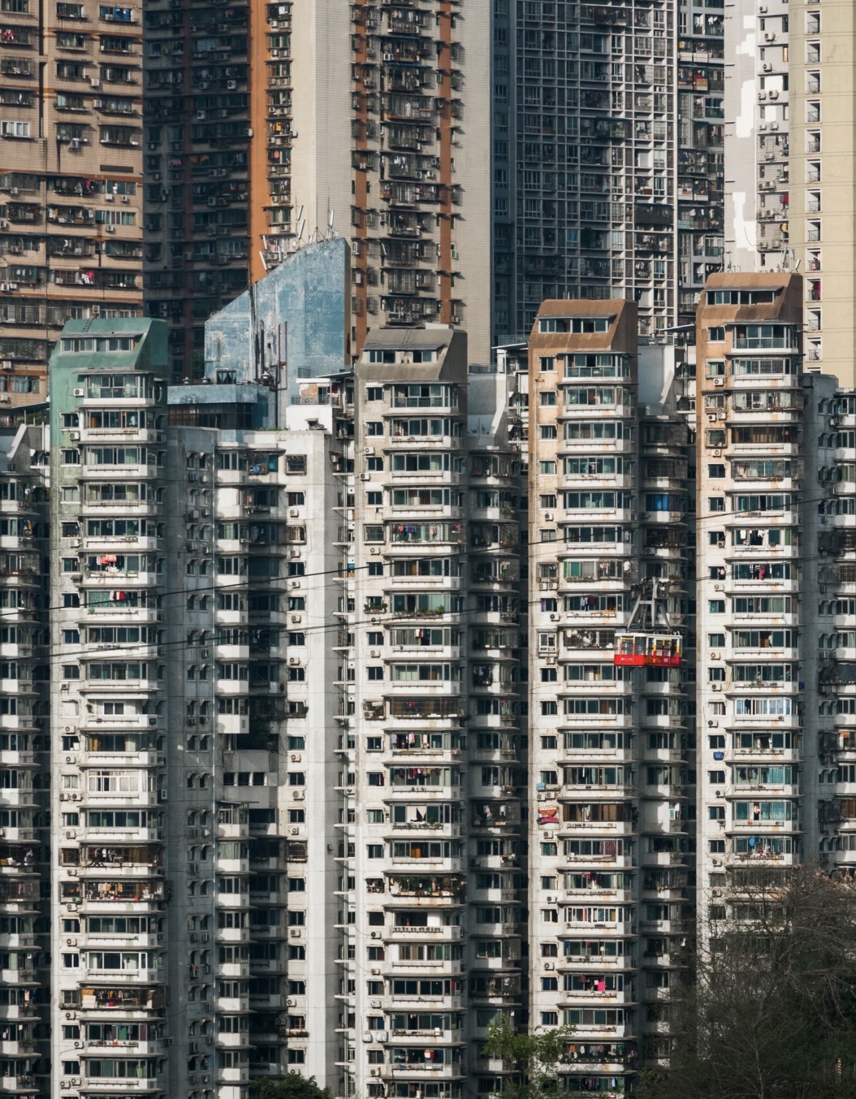 下面的九张图,便是我心目中的重庆:  1,空中连廊,两座高楼之中,以不