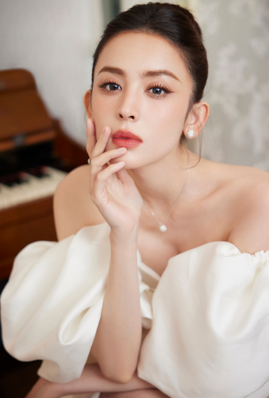 古力娜扎白色礼裙精选,优雅迷人,如同春日的花园.