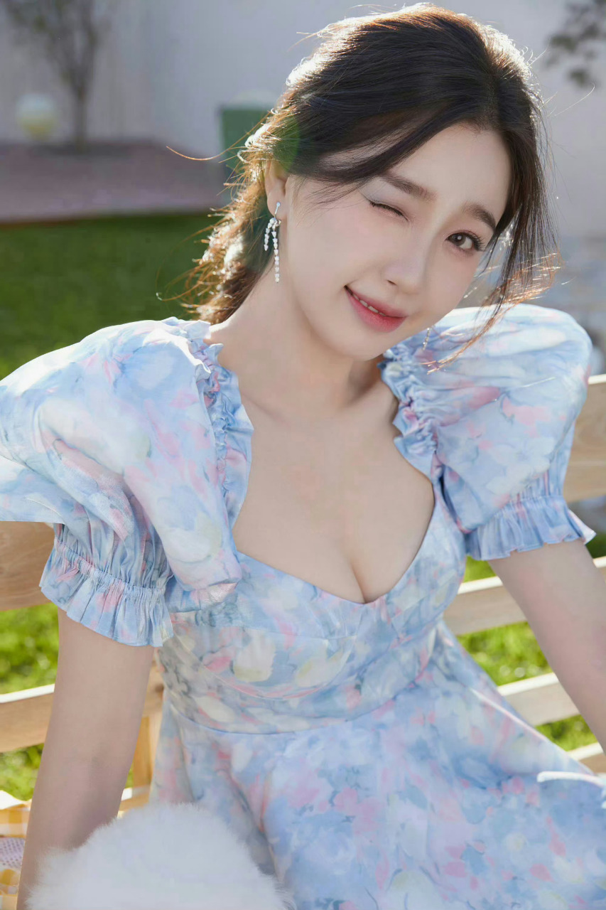 虞书欣碎花裙,好甜好美,如同春日的花朵.