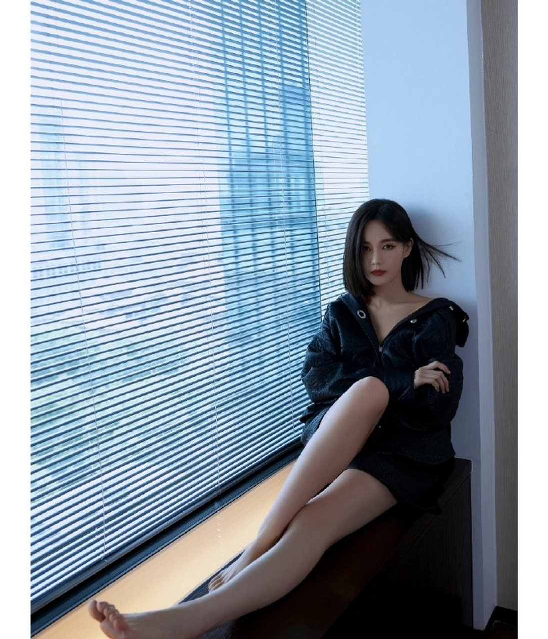 近日,李一桐发布自拍照,展现青春靓丽,修长美腿引关注.