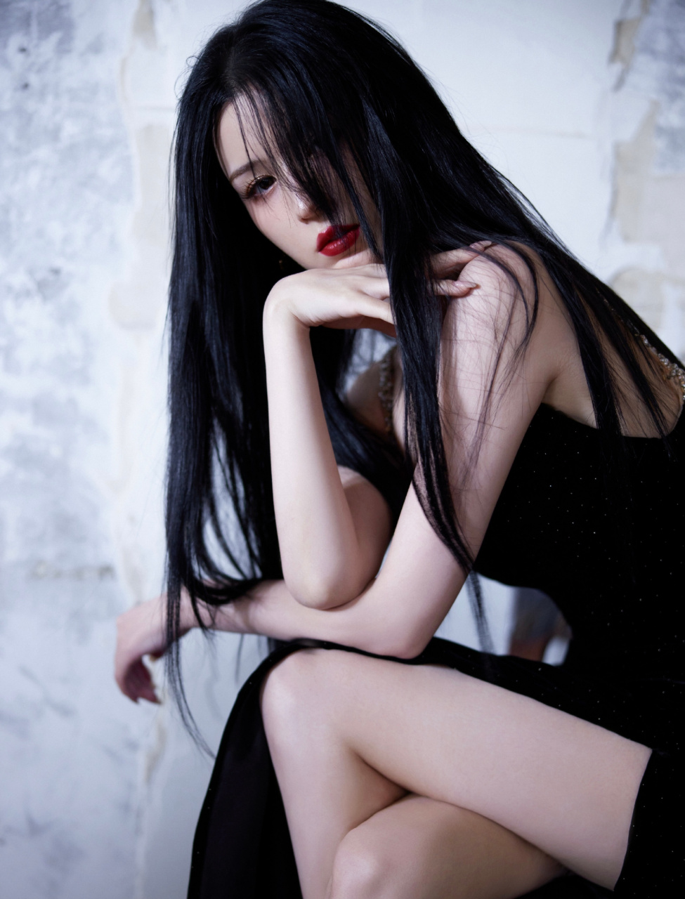 哈妮克孜酷感写真组图,长发红唇,美得如同火焰,热烈而迷人.