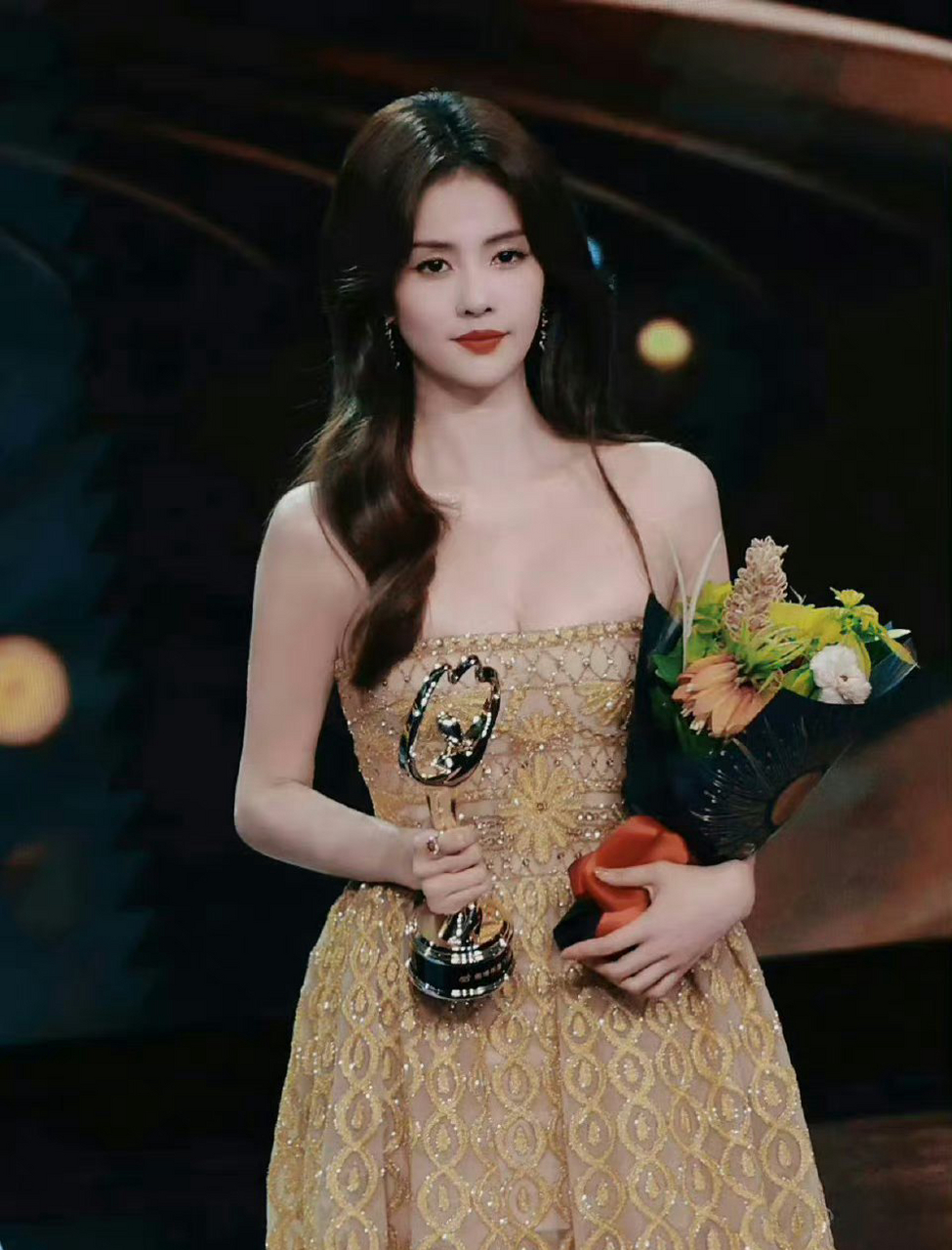 白鹿,抹胸裙造型杀疯了,酥胸半露,事业线若隐若现,让人血脉贲张,心跳