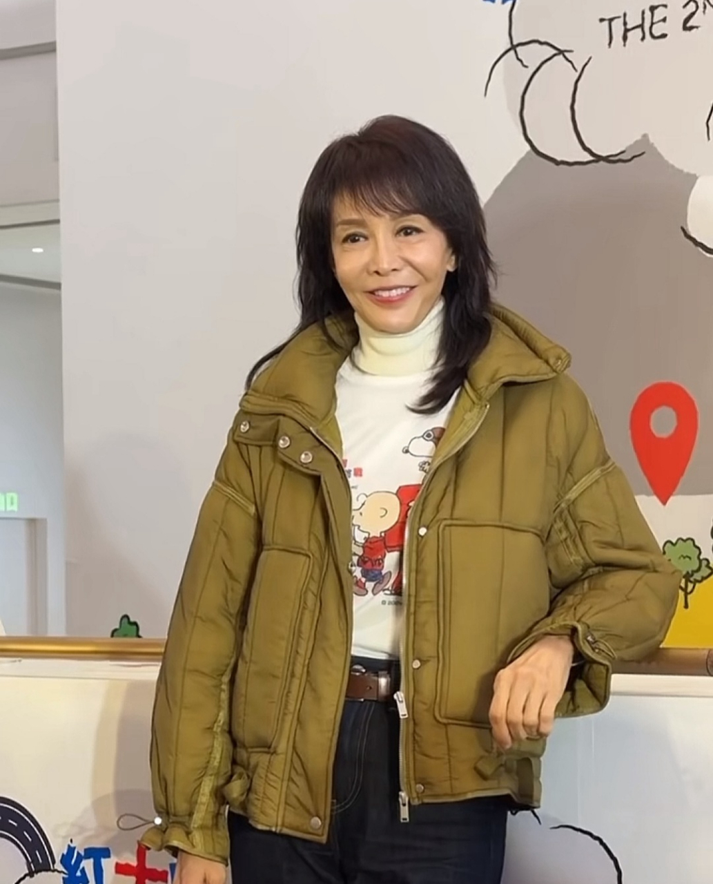 66岁香港大姐大郑裕玲出席活动,笑容可掬,谦逊礼貌,后辈们也对她尊敬