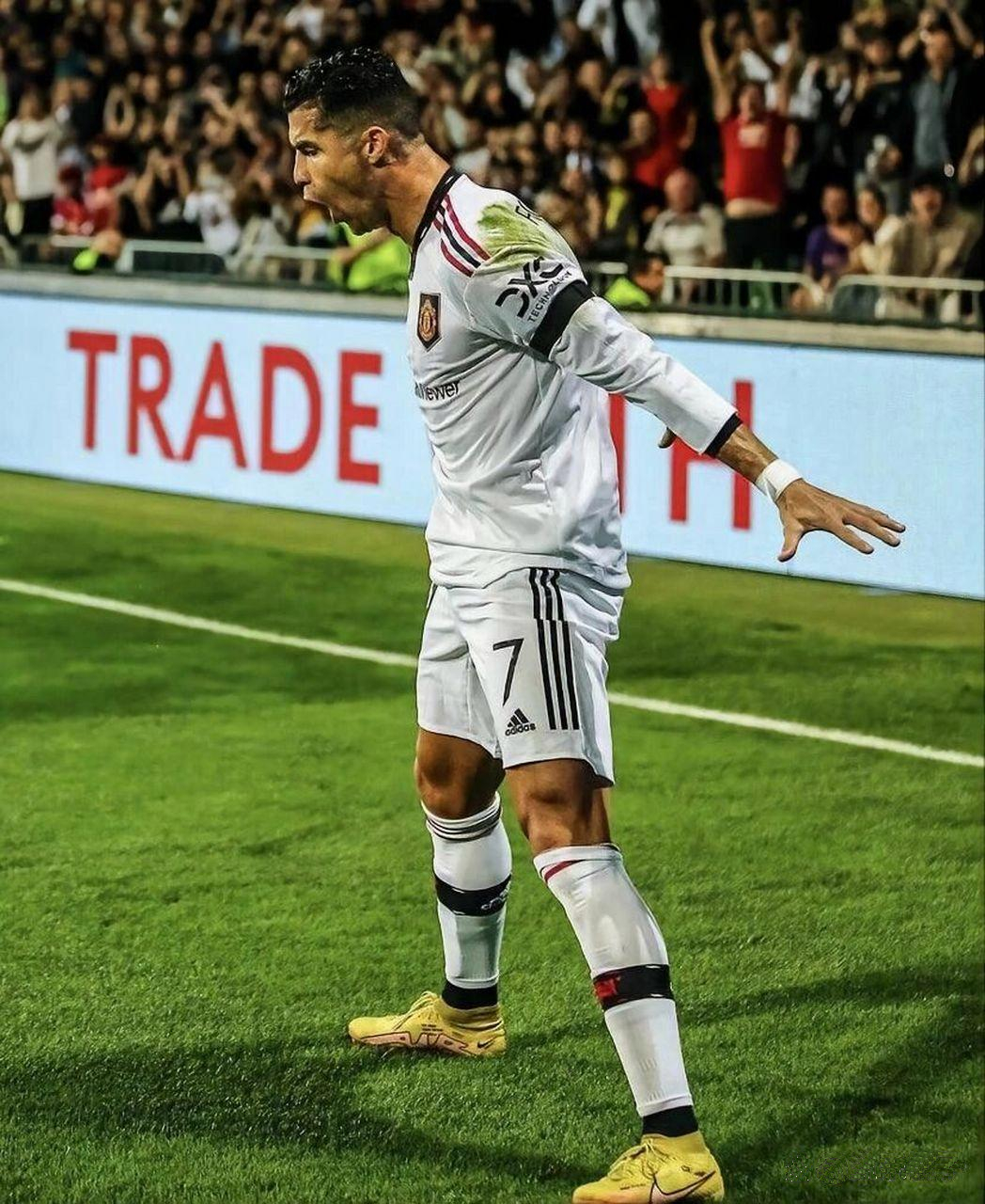 c罗进球庆祝动作,感觉他能飞起来了!