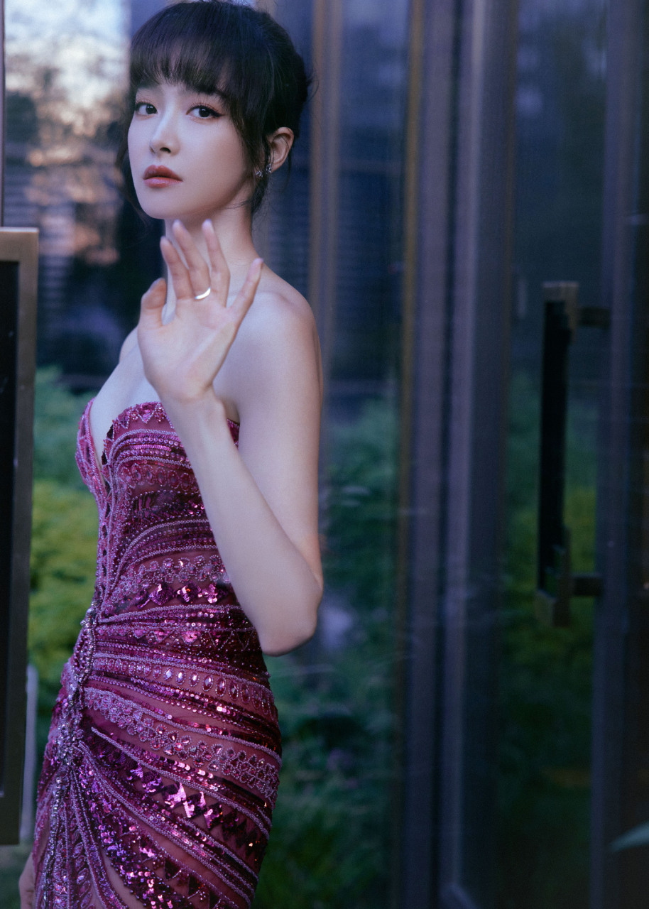 宋茜红毯大片,柔美动人,魅力四溢,如夜空中的星辰.