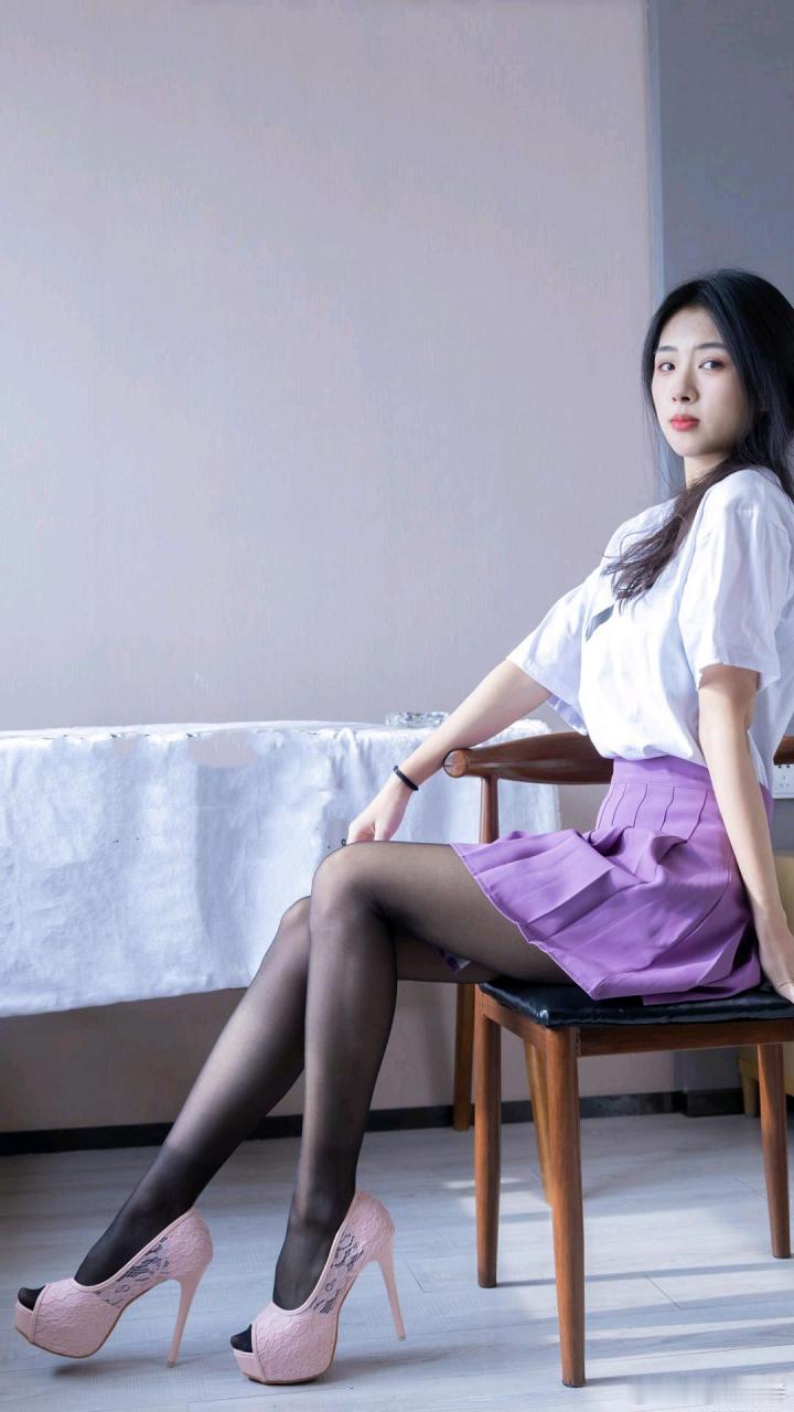 鱼嘴高跟鞋是追求时尚与优雅的女士的最佳选择.