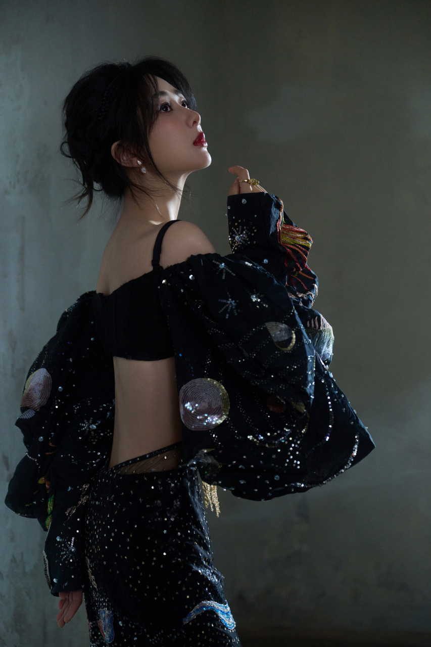 杨紫纷繁精美的珠片刺绣高定礼服,如同夜晚的星辰.