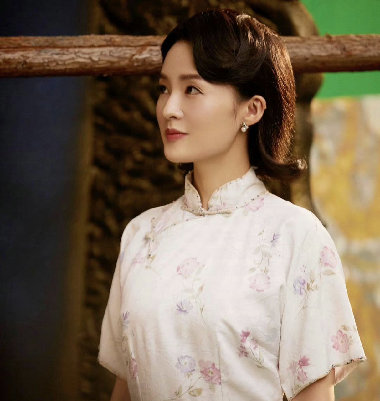 李沁旗袍造型优雅端庄,气质温婉.