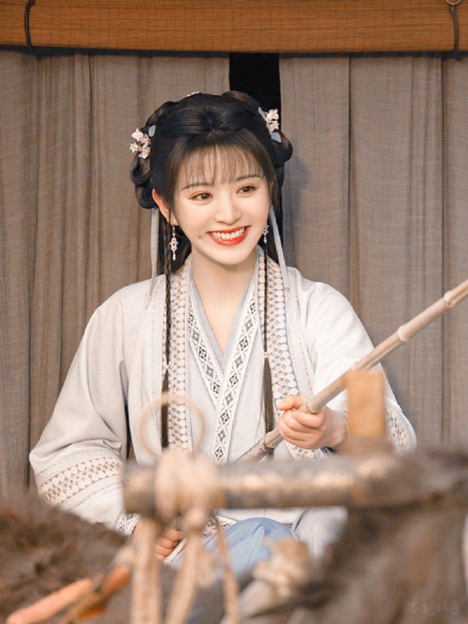 田曦薇古装穿搭图集,大眼萌妹子,古韵悠然,宛如古画中走出的精灵.