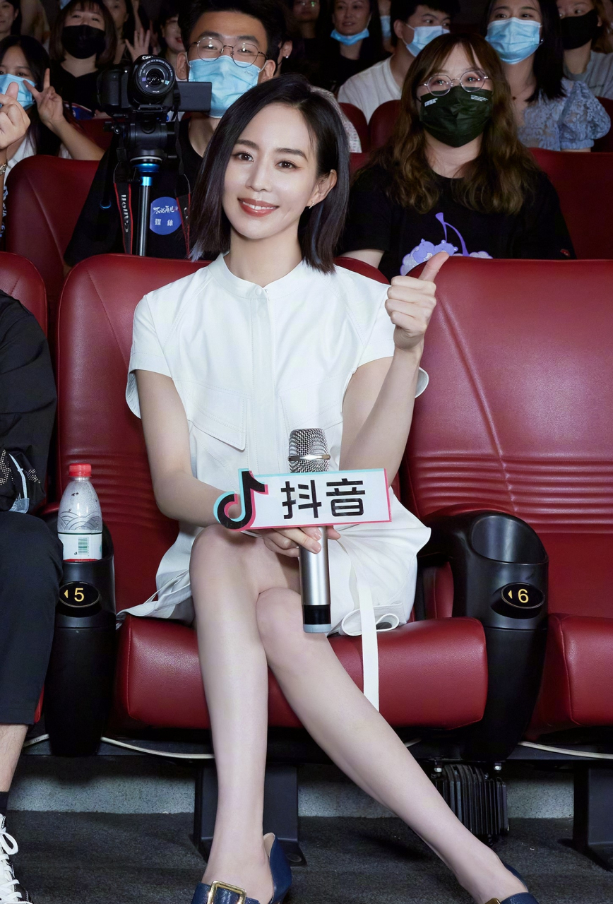 张钧甯秀逆天长腿,纤细美腿成焦点,女神身材惹人羡.