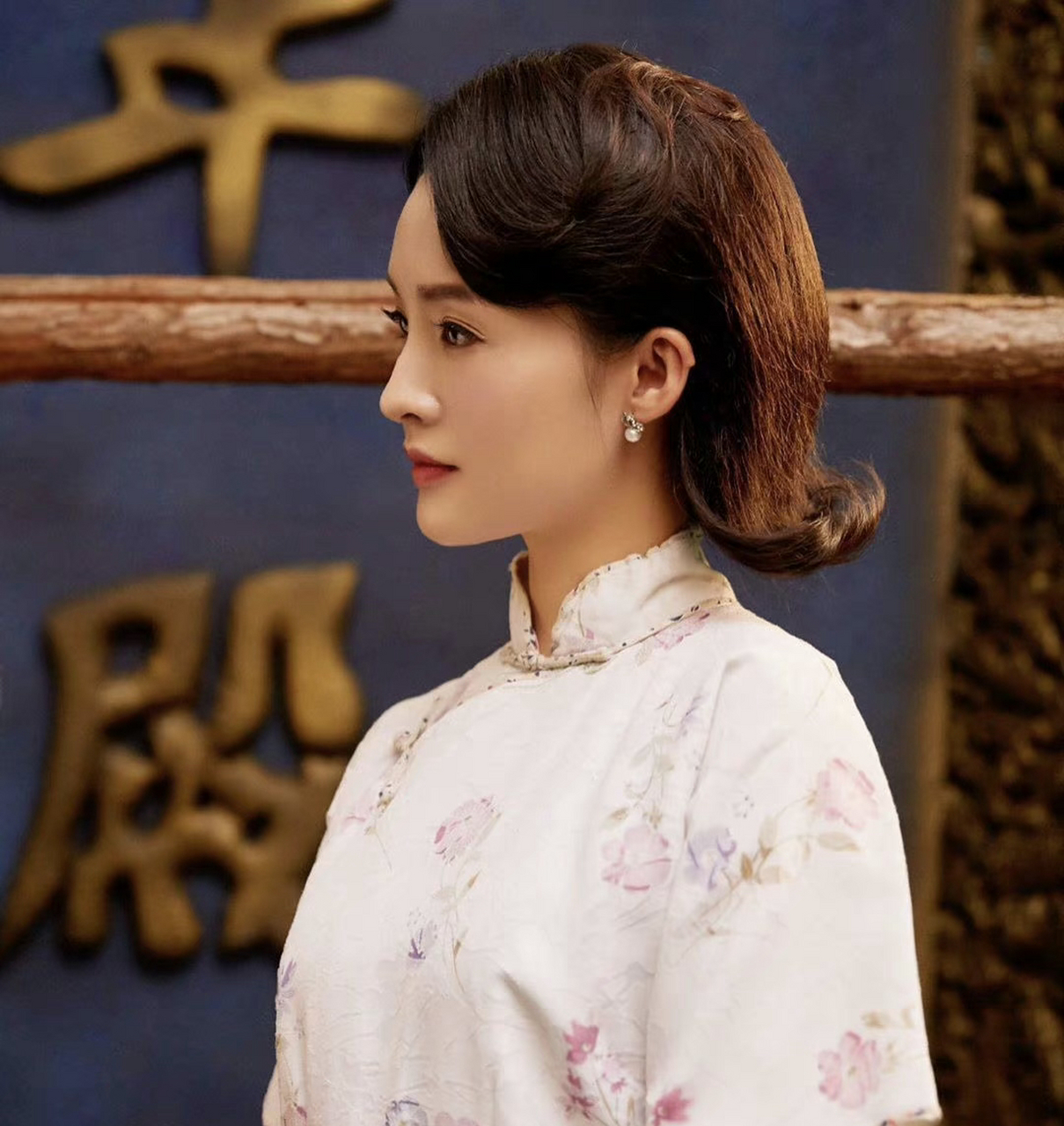 李沁旗袍造型优雅端庄,气质温婉.