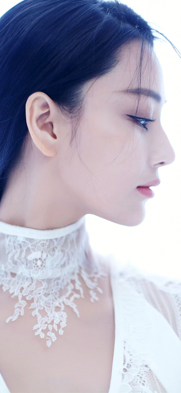 张馨予扎发蕾丝裙壁纸,精致如画中的美人.