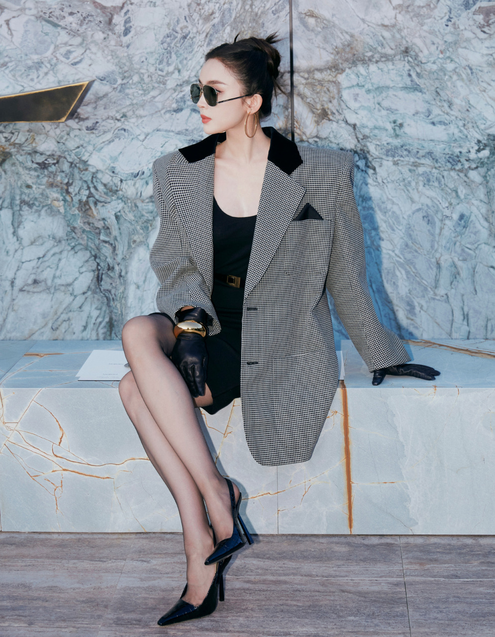 娜扎黑色酷美街拍大片,如同夜晚的星辰.