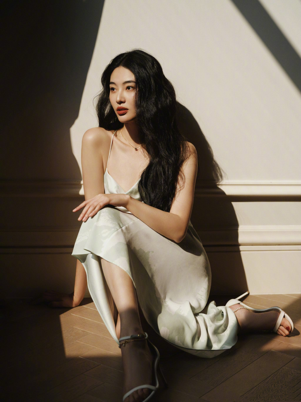 陈碧舸如秋日的落叶,美背写真浪漫动人.