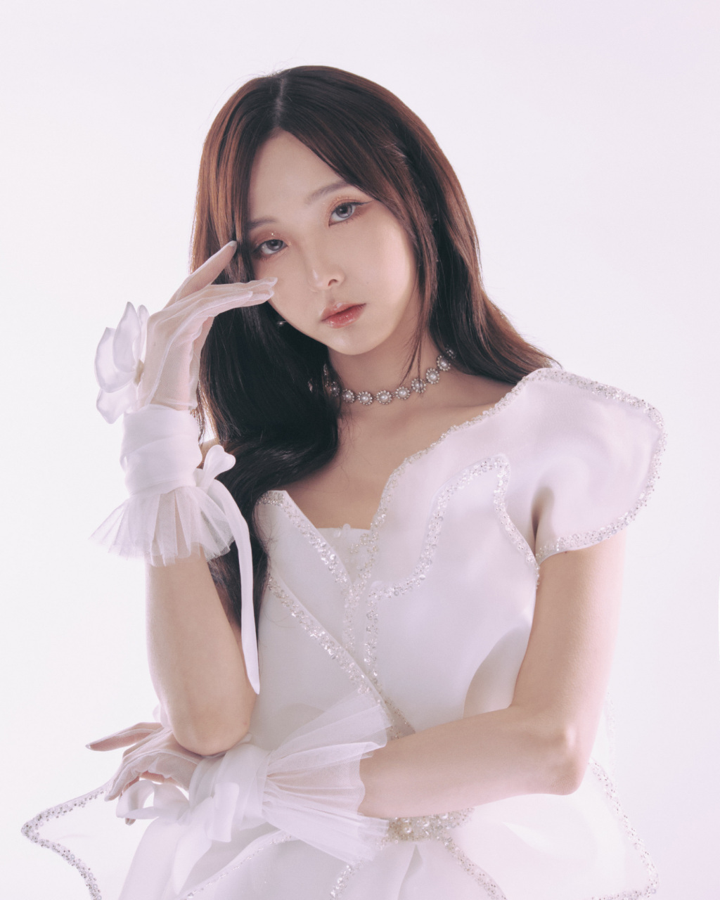 郑乃馨白裙美腿,如同夏日的阳光,温暖自然.