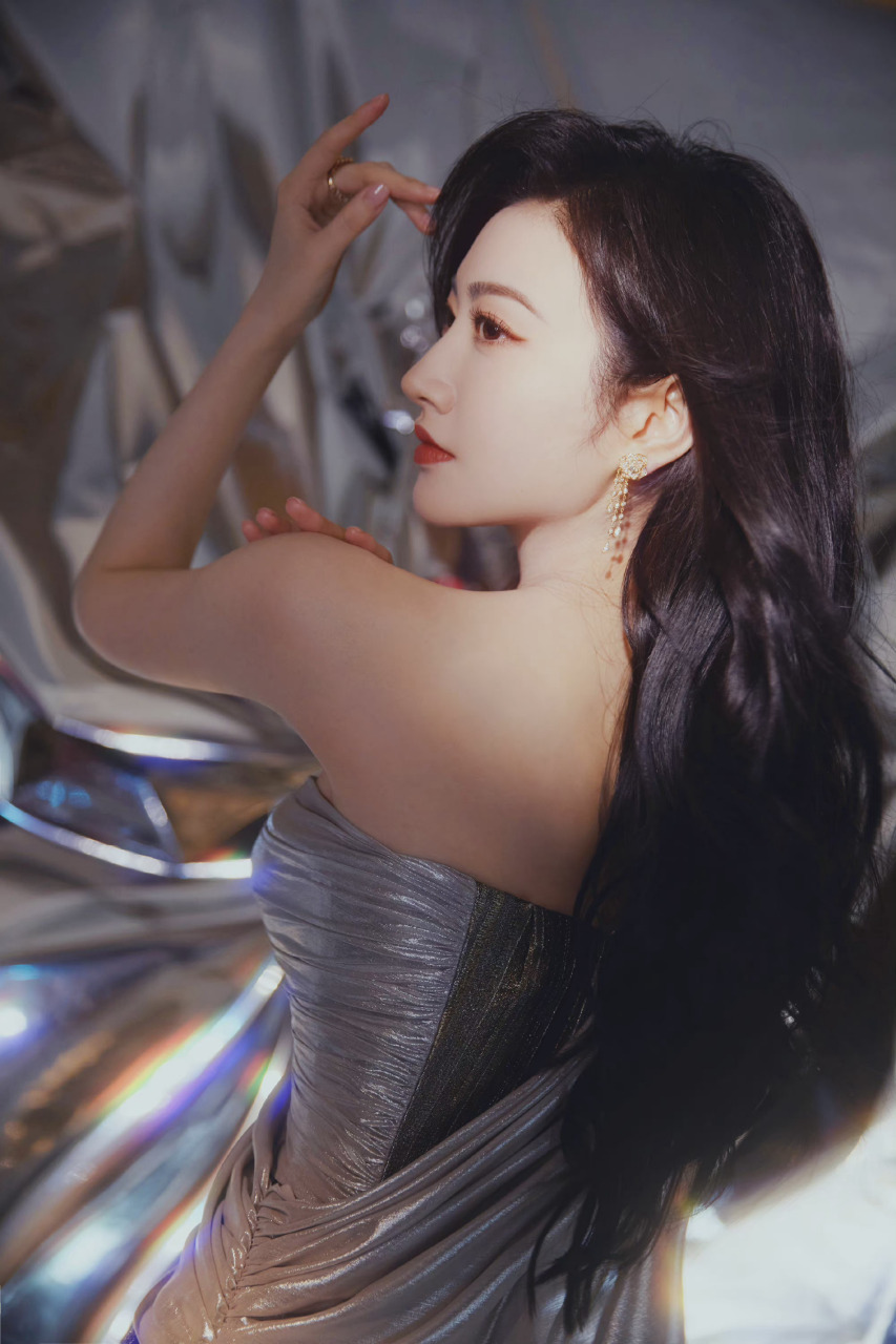 景甜一袭抹胸裙,宛如人间富贵花,尽显高贵与美丽.