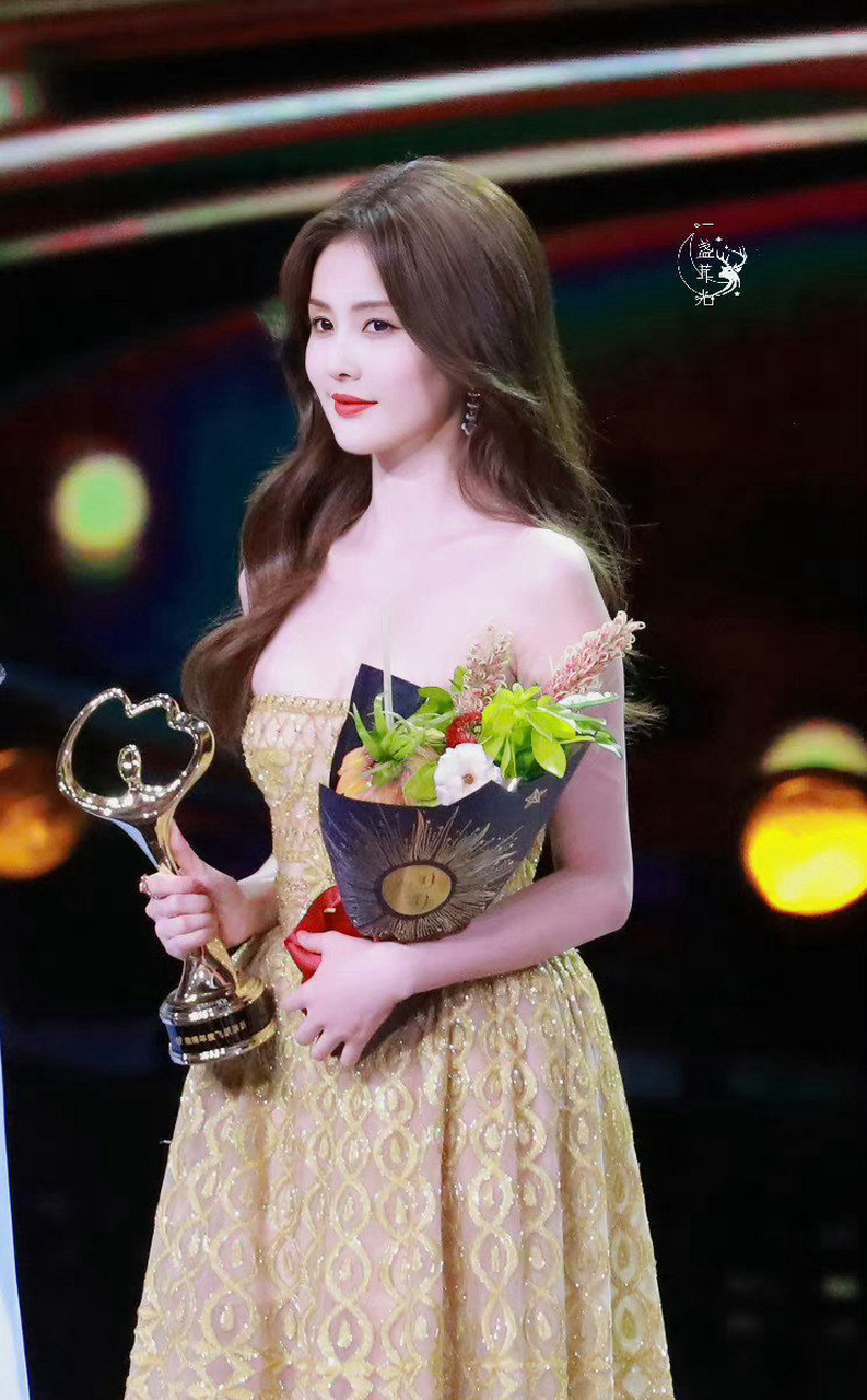 白鹿,抹胸裙造型杀疯了,酥胸半露,事业线若隐若现,让人血脉贲张,心跳