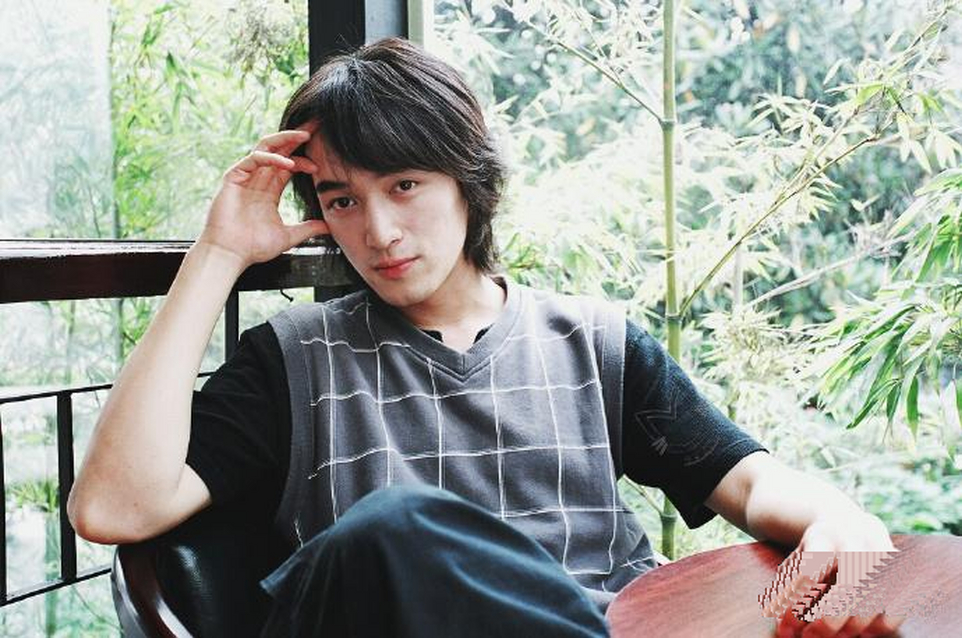 胡歌早期长发飘飘的样子,十分帅气逼人,让人赏心悦目.