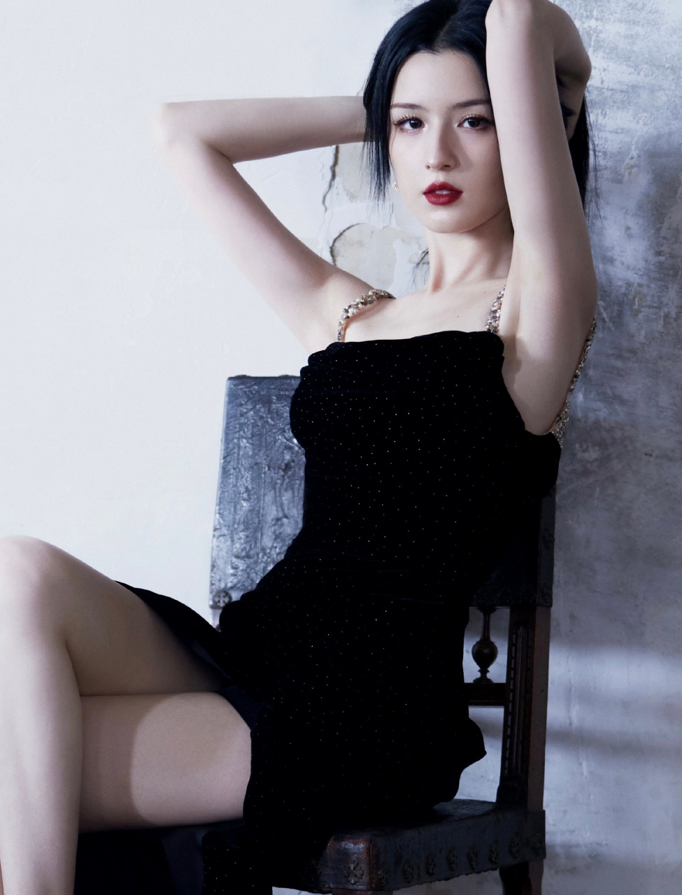 哈妮克孜酷感写真组图,长发红唇,美得如同火焰,热烈而迷人.