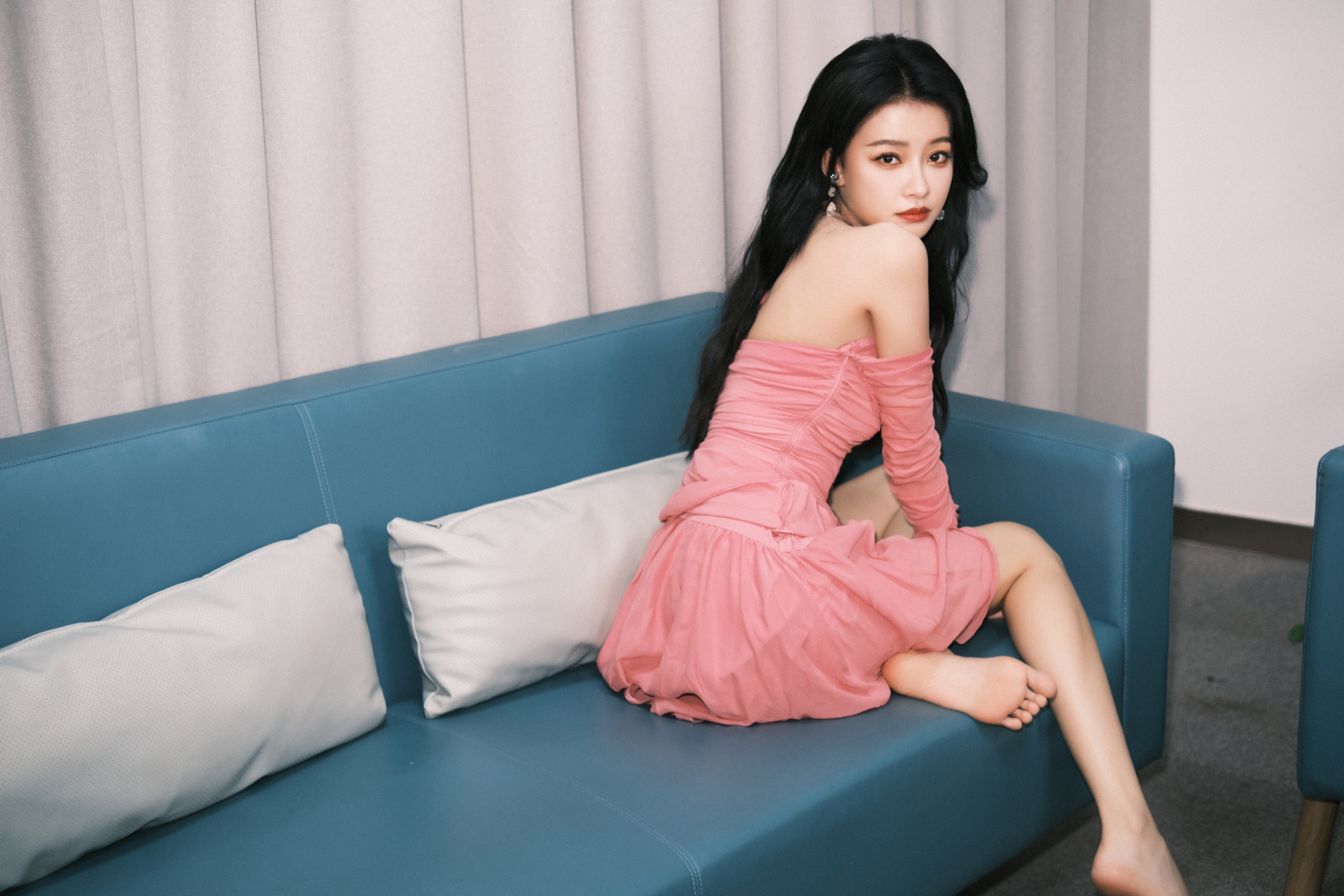 孙怡淡粉色吊带裙,柔美如春风,甜美如初恋.