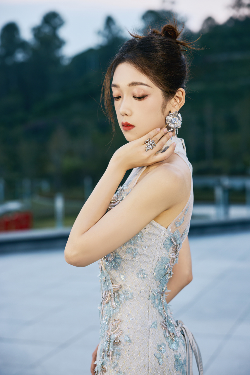 希林娜依高纱裙写真,靓丽吸睛,如同春日的花园.