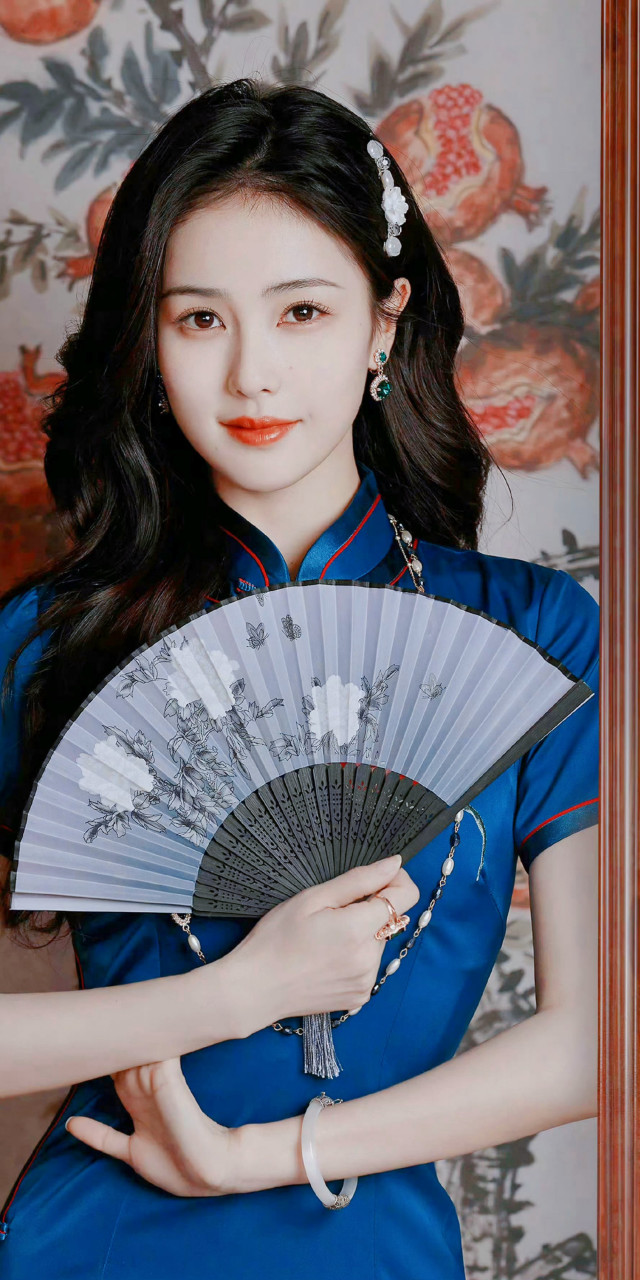 白鹿的旗袍造型,如同古典的美人,优雅而高贵.