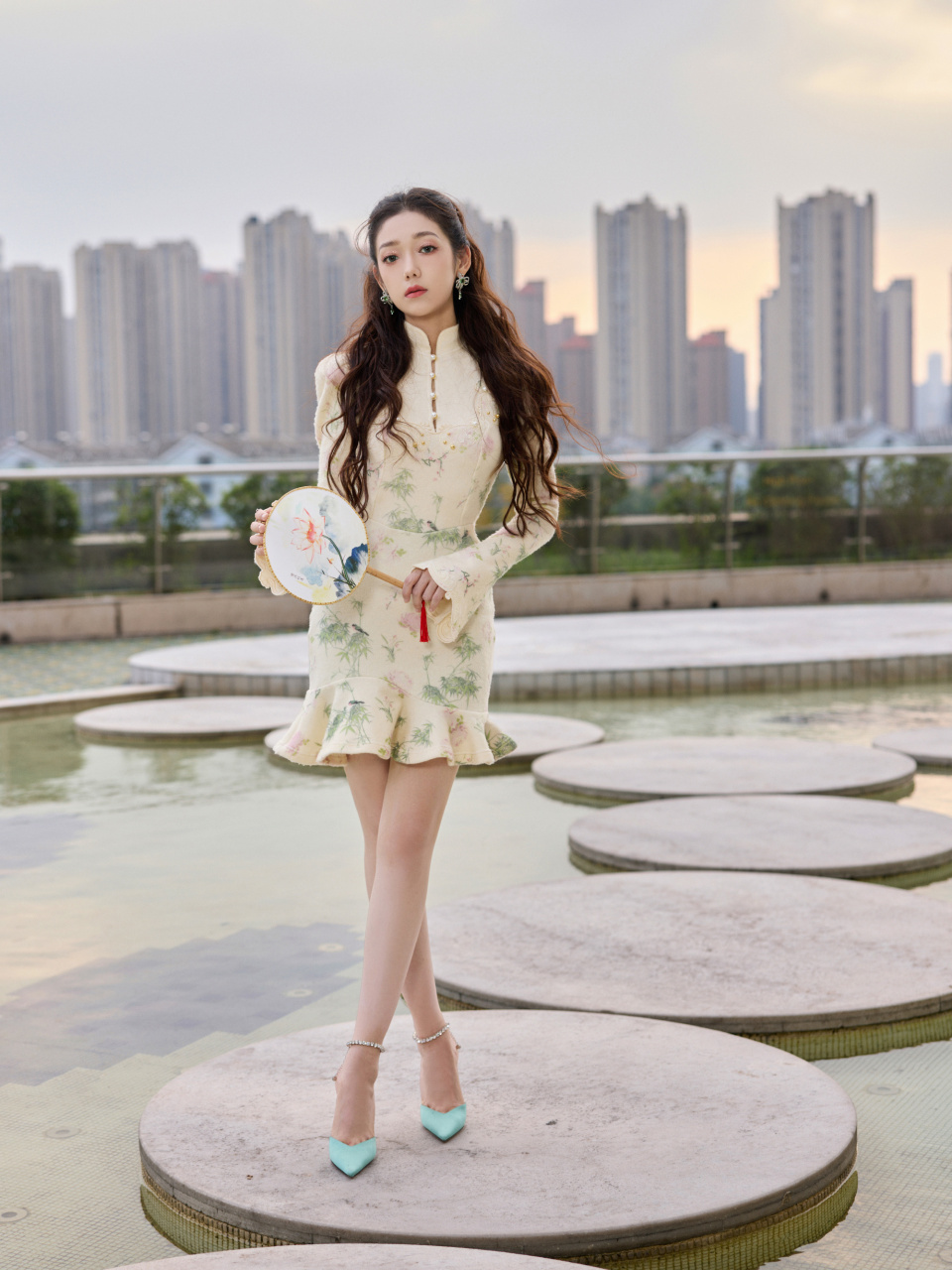 希林娜依高高跟美腿舞台造型图集,如同夜空中的星辰,闪耀着自信与美丽