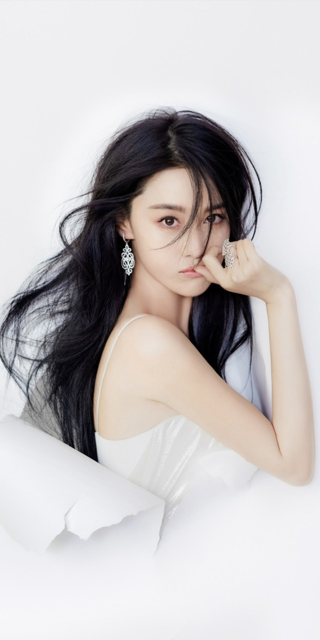 张馨予如晨露中的花朵,白色壁纸甜美可人.