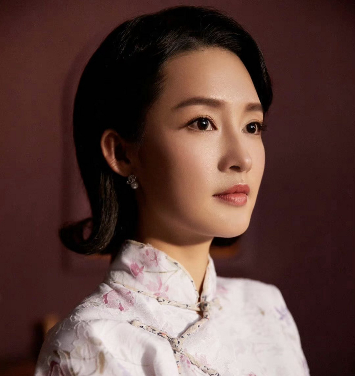 李沁旗袍造型优雅端庄,气质温婉.