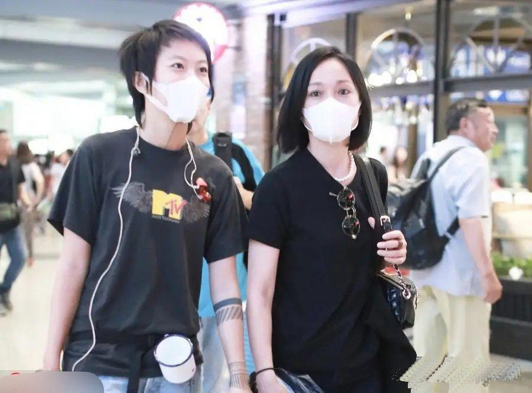 周迅窦靖童同框现身机场,相差23岁的忘年交神似姐妹!