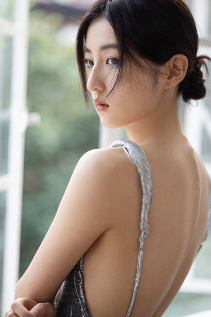 张子枫的写真精选,如同画中的少女,秀出她的性感.