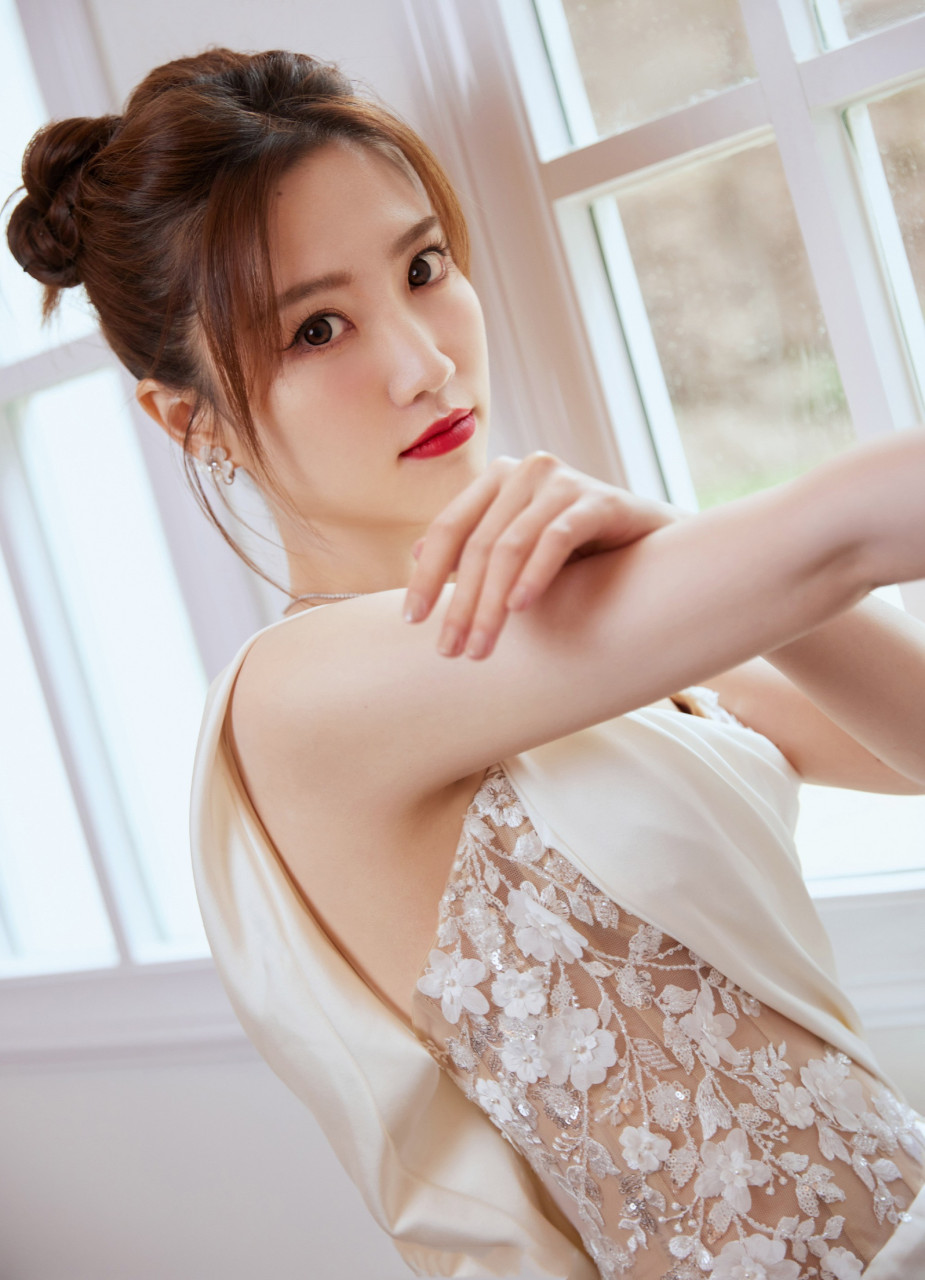 张纯烨蕾丝长裙,甜美写真,如同春日的花园.