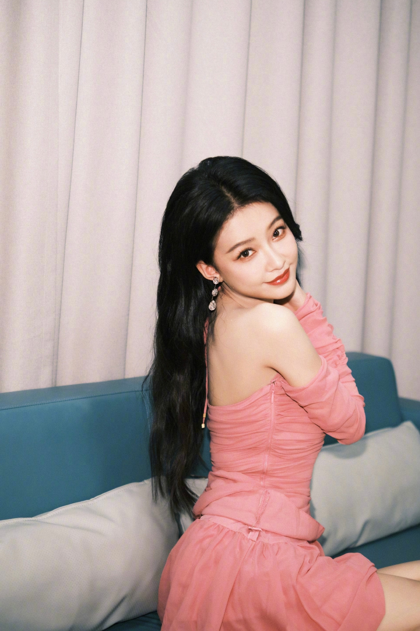 孙怡淡粉色吊带裙,柔美如春风,甜美如初恋.