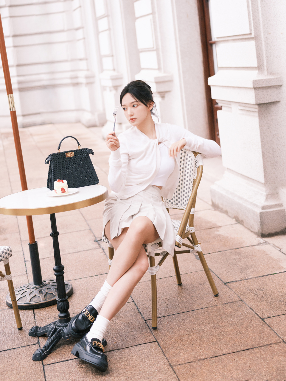 程潇运动风格穿搭,美腿写真图集,如同夏日的阳光.