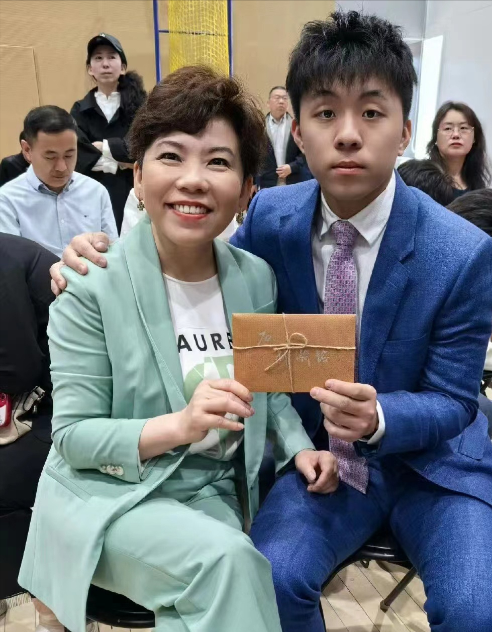 "乒坛传奇"邓亚萍:身价上亿,丈夫身居高位,儿子状态让人意外