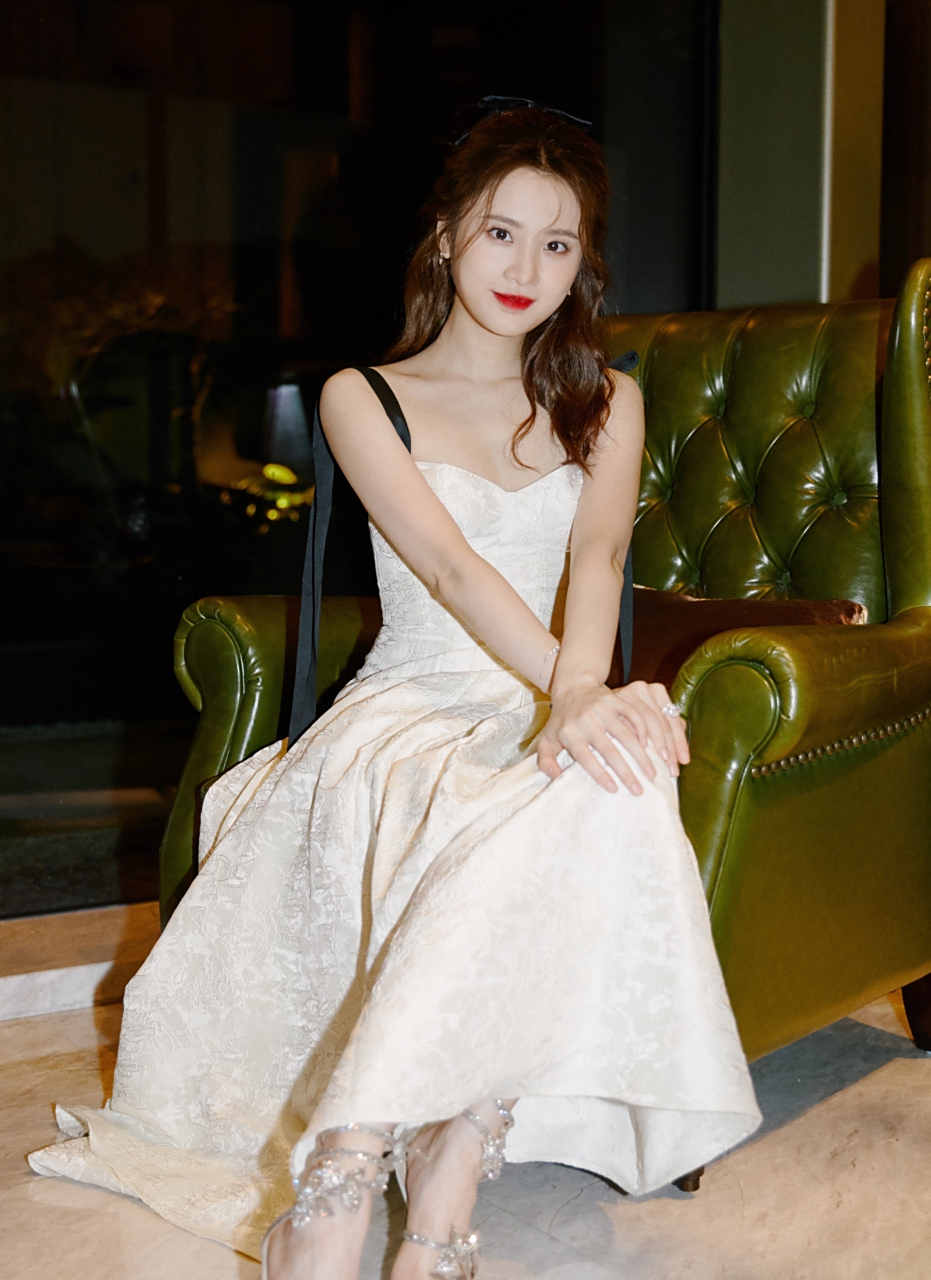 张慧雯旗袍秀曼妙,高跟凉鞋衬玉足,东方美韵风情万种.