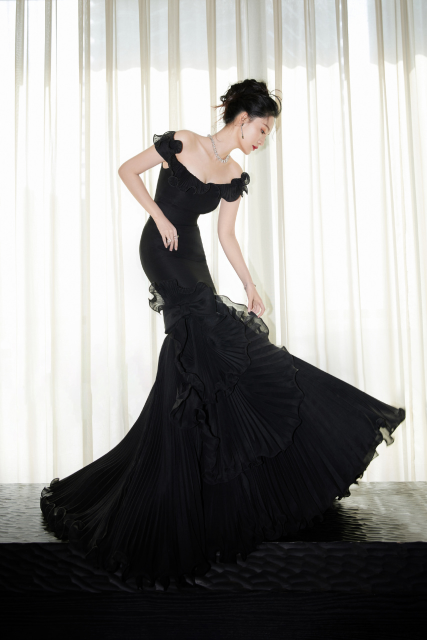 李沁的一组黑色礼服裙造型,大气迷人,如同夜空中的女王,高贵而神秘.