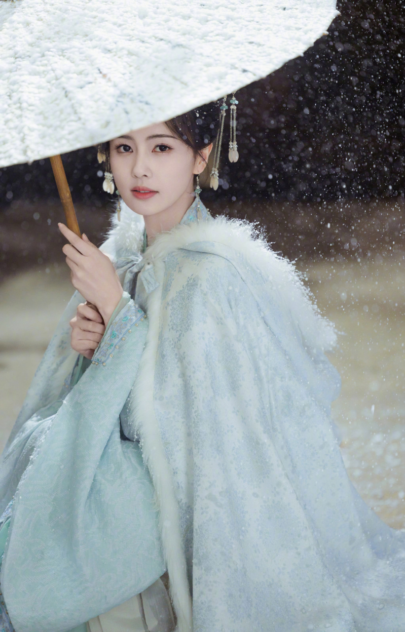 白鹿雪景撑伞,唯美古风大片,如同冬日的童话.