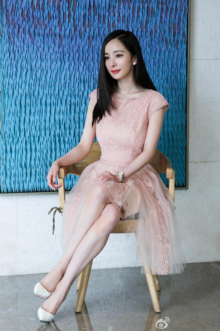 杨幂这双高跟美腿可真是让人看不够,实在是太美了.