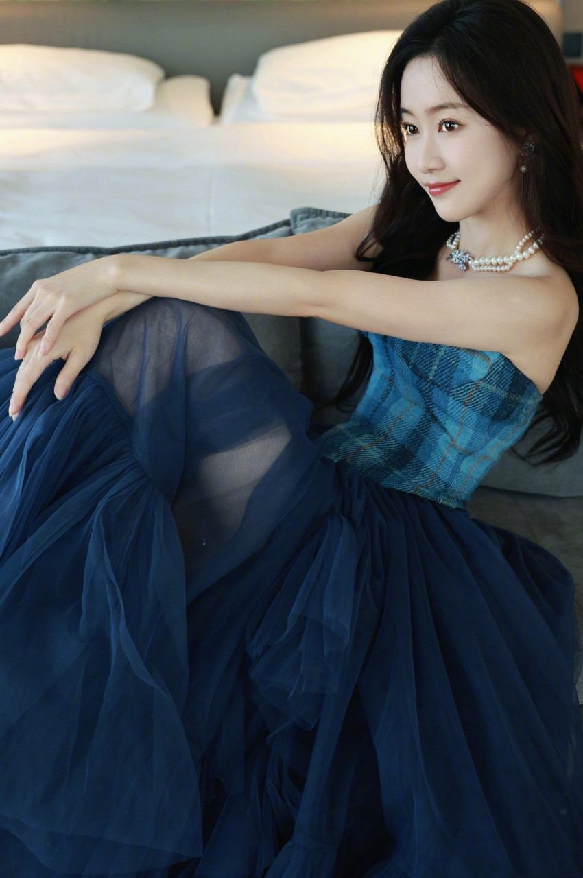 刘美含如秋日的微风,格纹纱裙清新动人.