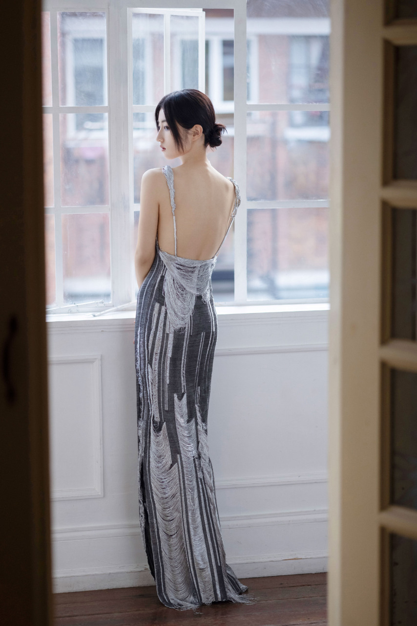 张子枫的写真精选,如同画中的少女,秀出她的性感.