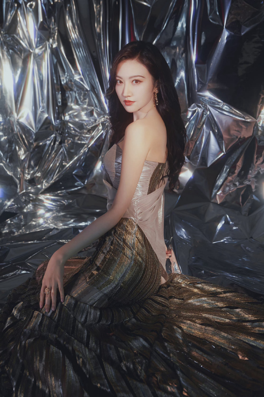 景甜一袭抹胸裙,宛如人间富贵花,尽显高贵与美丽.