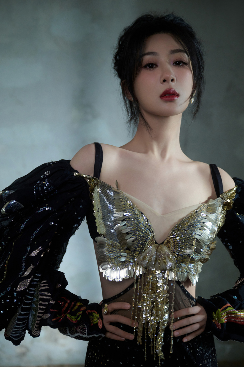 杨紫纷繁精美的珠片刺绣高定礼服,如同夜晚的星辰.