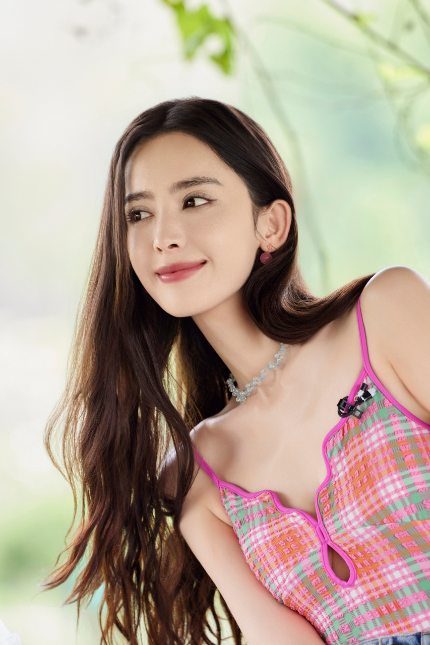 古力娜扎的亮色泳装,如海边的晨曦,甜美且明媚.