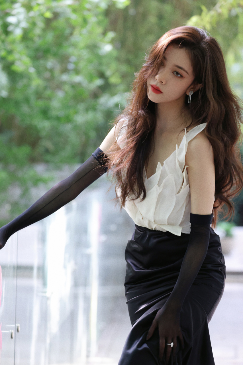 宋妍霏蕾丝手套穿搭造型组图,婀娜多姿,犹如舞动的柳枝,柔美而动人.