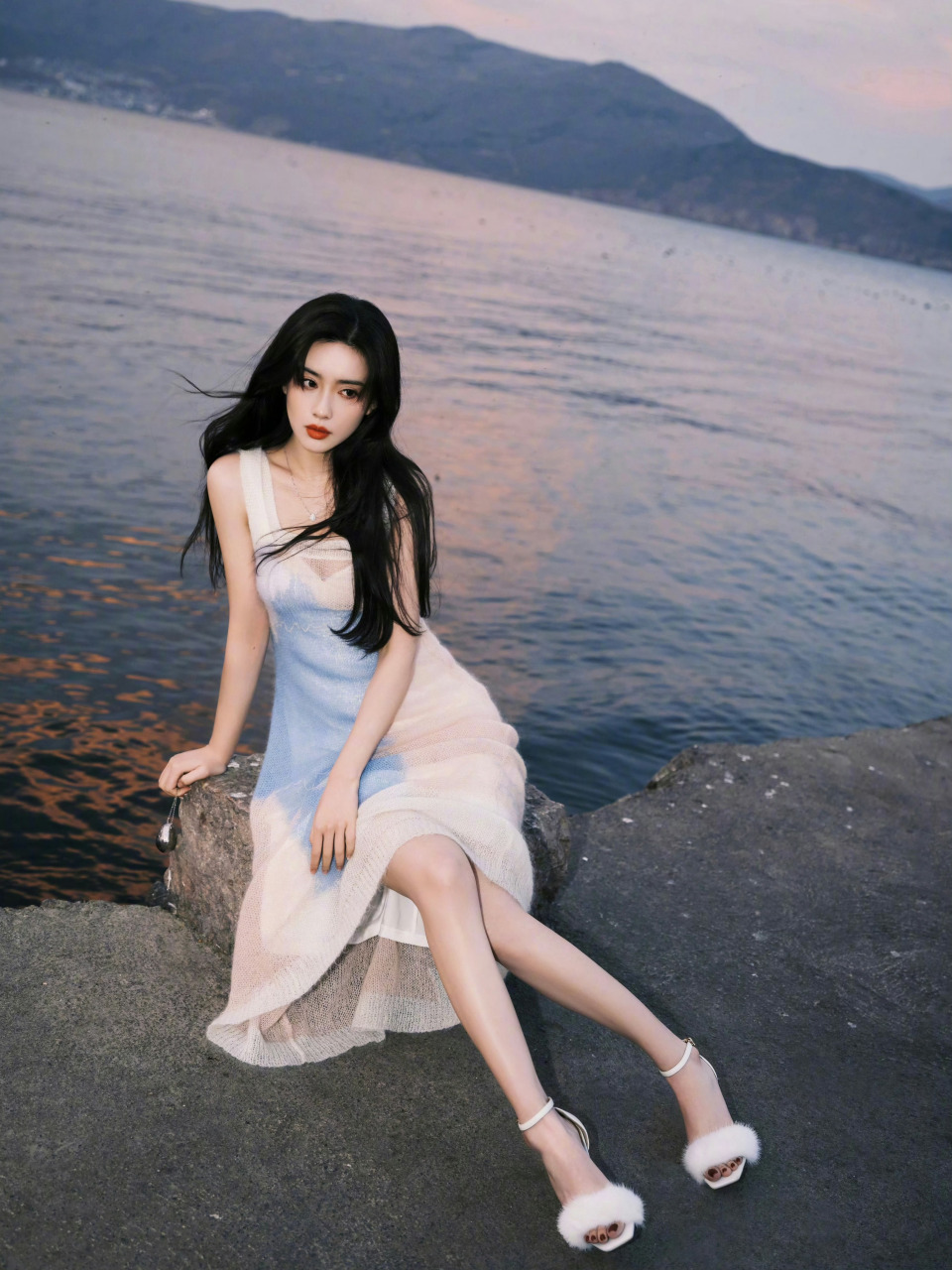 孟子义美腿写真精选,如春日的花朵,绽放出最美的姿态.