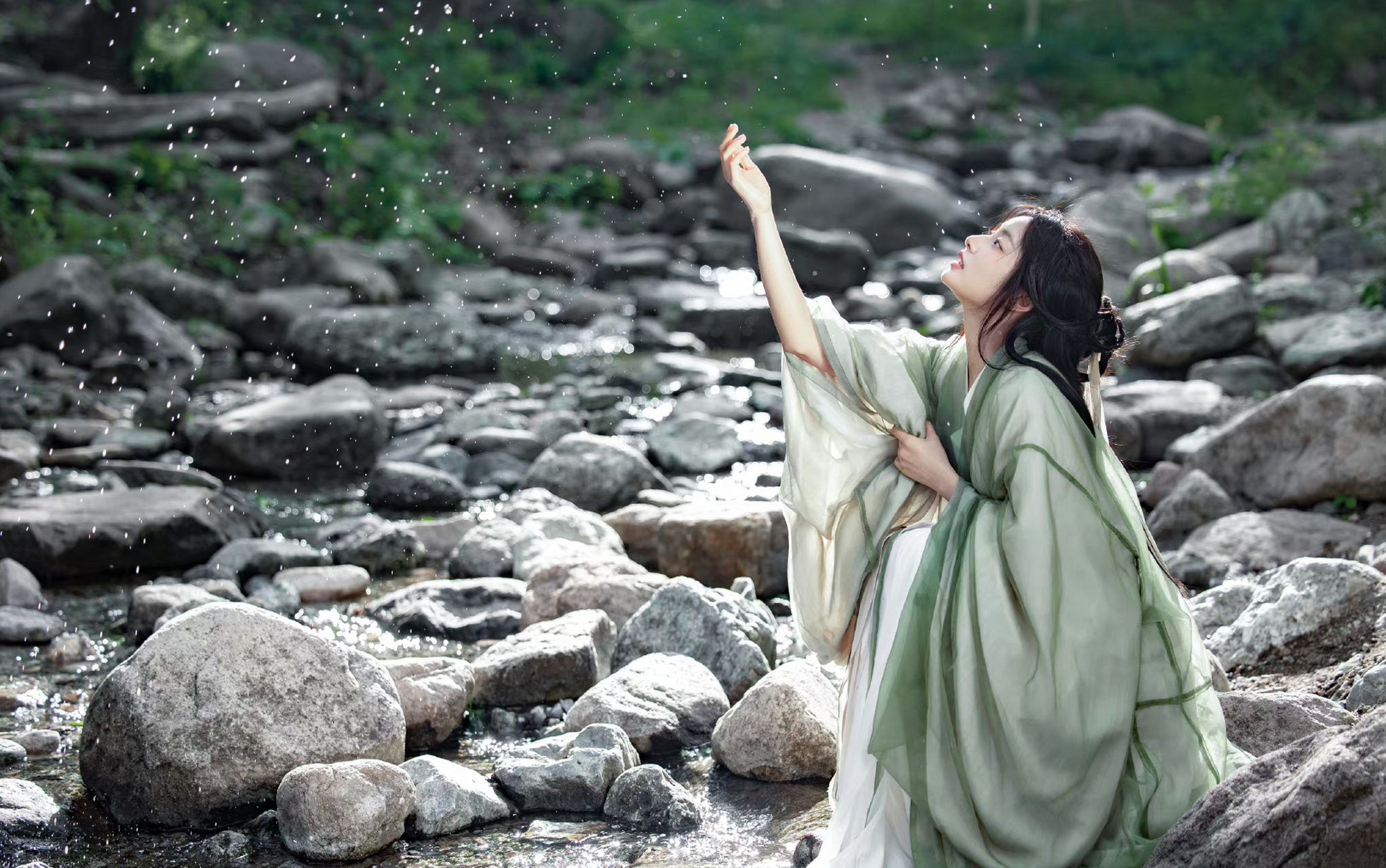 徐若晗古风写真,如同仙境中的仙子,美丽而神秘.